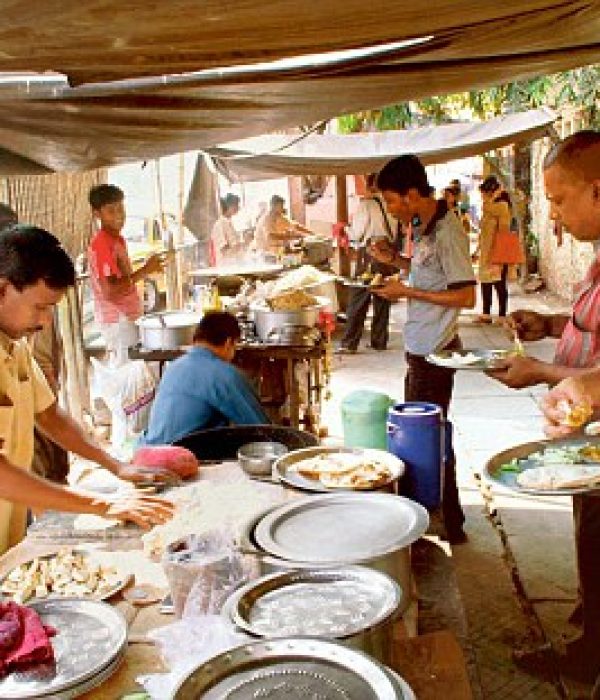 Dhabas DECEMBER 05, 2010 Kolkata : When people talk about scrumptious street food, one cannot forget mentioning Kolkata. A variety of gastronomic delights are available on the streets of the capital city, and that too, for cheap.
Even at the end of the first decade of the 21st century, a lunch of rice, dal and sabji, can come for as little as Rs 7 in Kolkata. Photo : Mail Today 07Pubdec2010